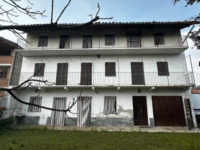 CASA COM JARDIM EM CASTELLAMONTE FRAZ. ESPINETO